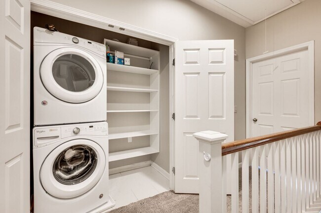 Building Photo - Awesome 2BE/2.5BA in the Pristine Park at ...