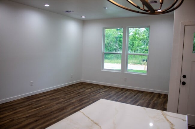 Building Photo - 106 Runnels St
