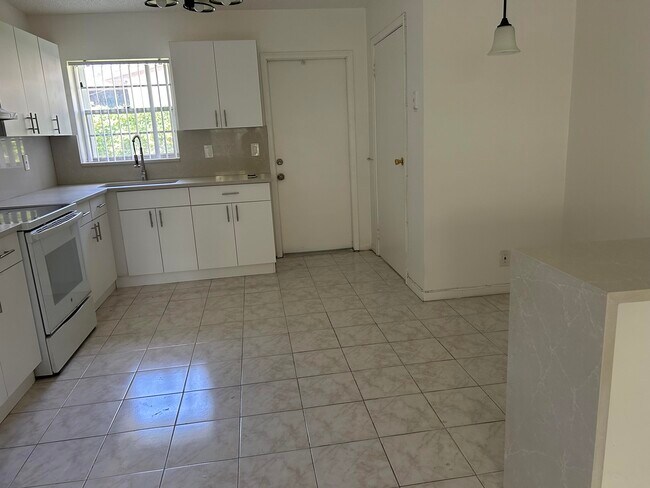 Building Photo - 6140 SW 41st Ct