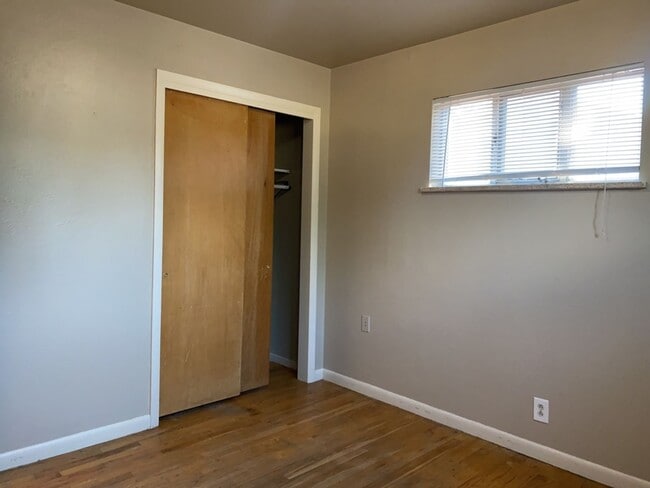 Building Photo - STUDENTS WELCOME! 5 Bed 2 Bath Ranch House w/ Basement