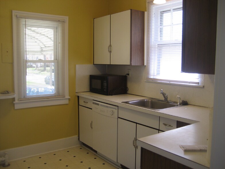 Building Photo - 529 Knowles St