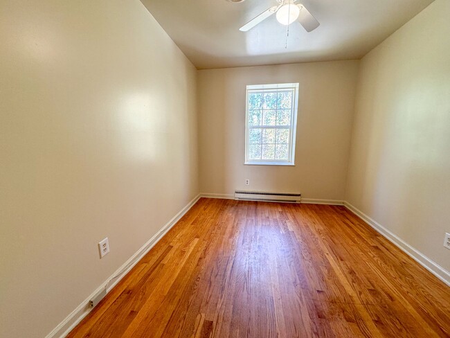 Building Photo - 3Bedroom/1.5Bath Charlottesville Townhouse...