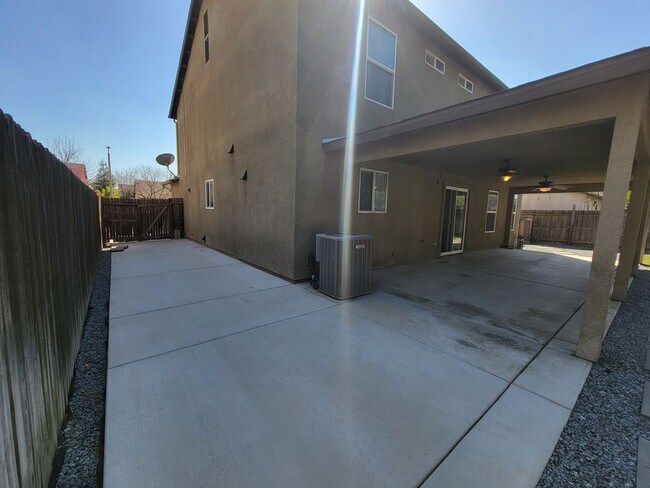 Building Photo - 4 Bedroom 2 Bathroom Home Close to Shopping and Restaurants!!