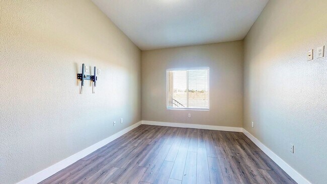 Building Photo - 3 Bedroom 1 3/4 bath condo ready for move in located in wonderful Mountains Edge .