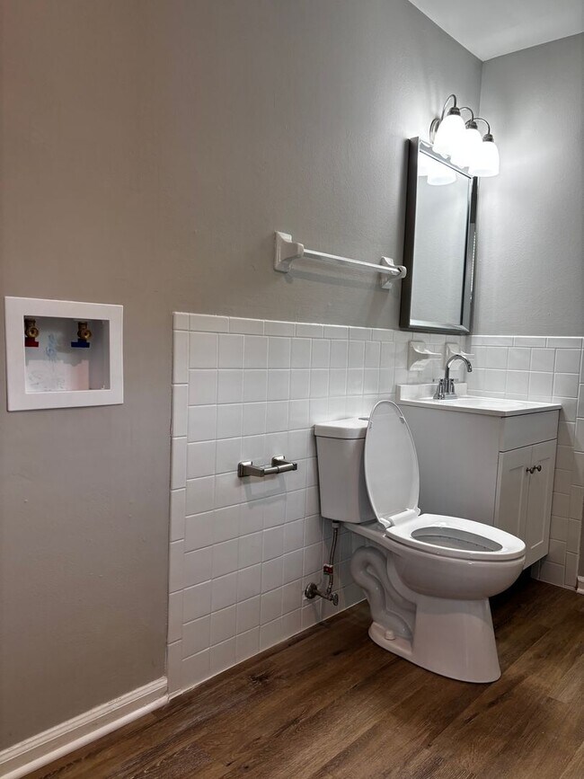 Building Photo - Beautiful 2 bed 1.5 bath Duplex with spacious backyard!