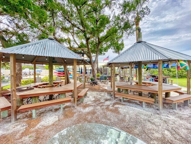 Building Photo - Bouchelle Island 2 Bedroom 2 Bath Condo