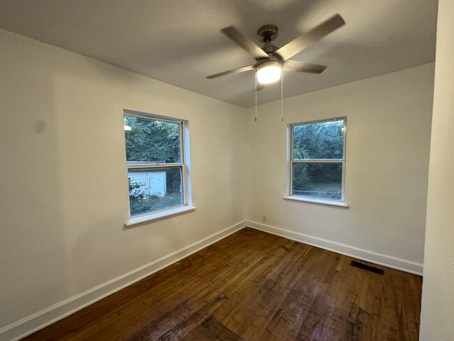 Building Photo - 735 E Henderson Dr