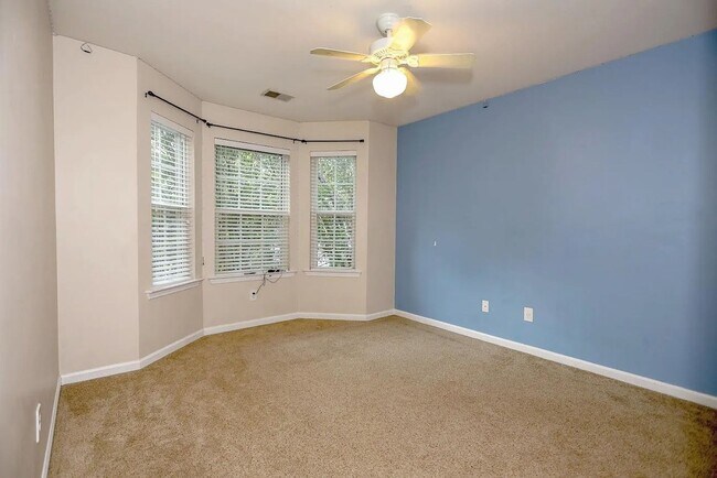 Building Photo - Spacious home located in the beautiful and well-established community of Magnolia Bluff in Lake C...