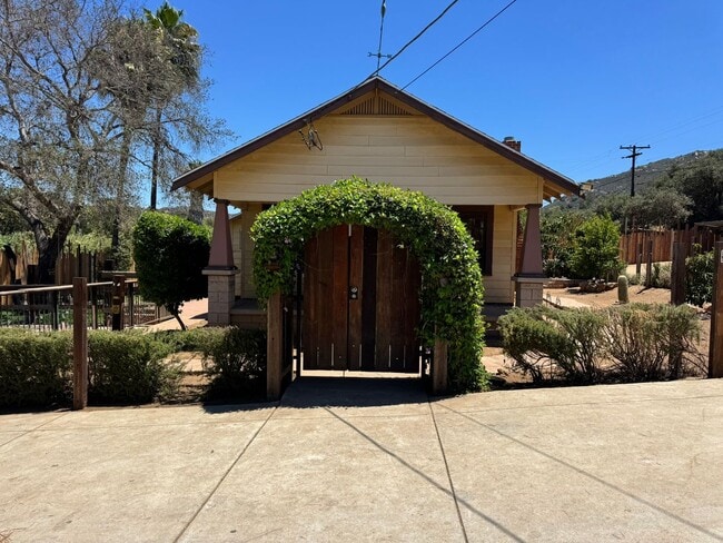 Building Photo - 3BD/2BA HOME off Old Hwy 80, Ample Parking...