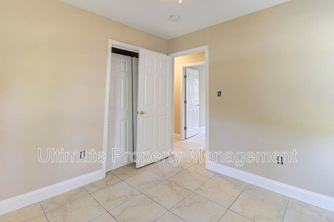 Building Photo - 2106 Fowler St