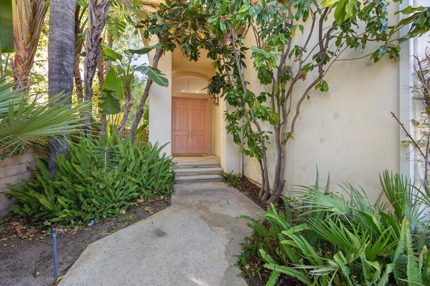 Front door entryway - 7224 Imbach Place