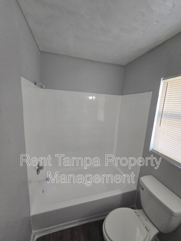 Building Photo - 8304 N Mulberry St