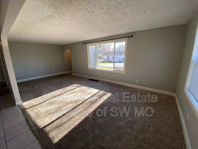 Building Photo - 1471 E Mcgee St