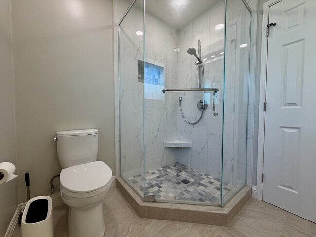 Building Photo - 832 Cathedral Dr