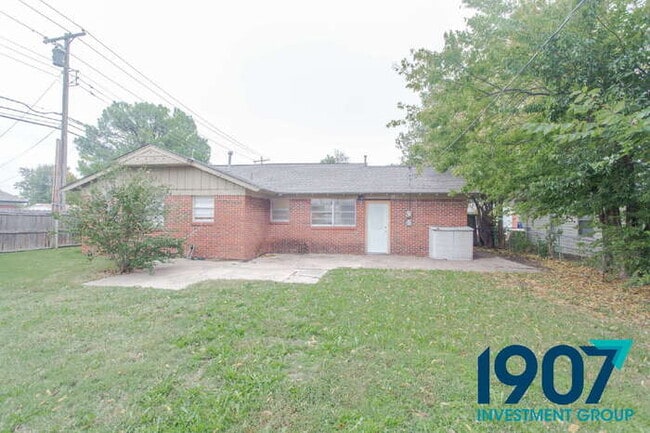 Building Photo - Charming Brick Home with Modern Updates and Large Backyard in Norman!