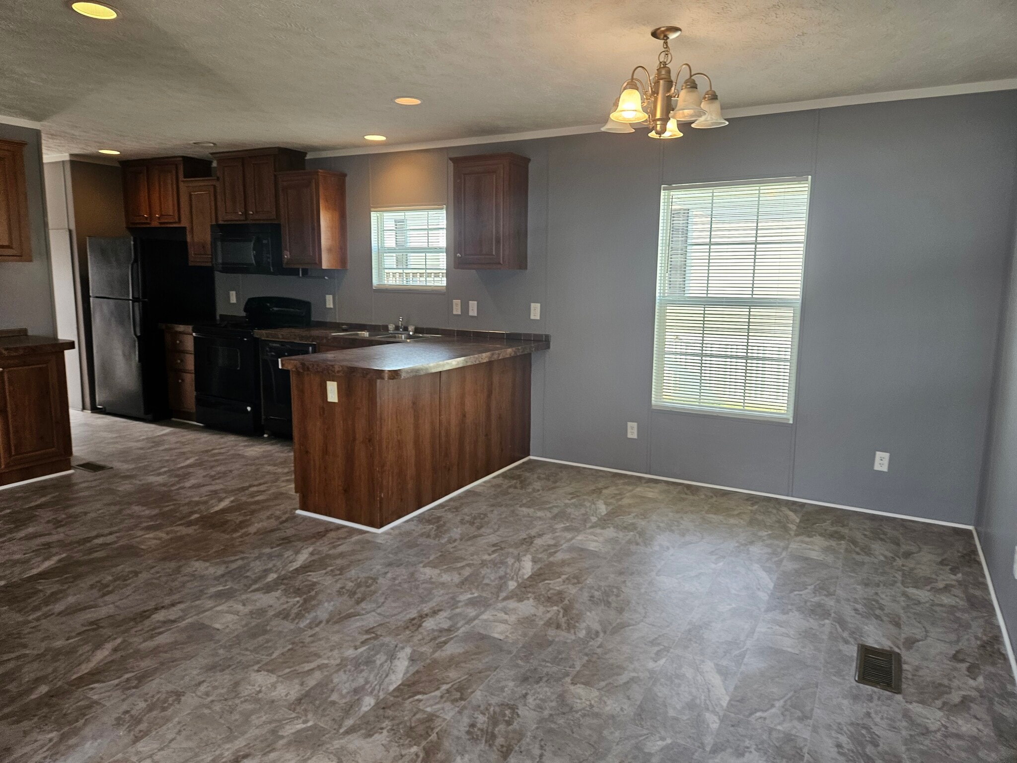 Building Photo - 39 Lynnwood Cir