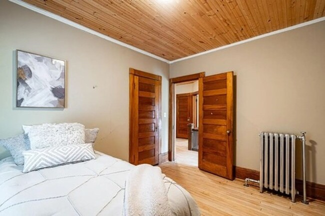 Building Photo - Amazing 5-Bedroom, 2.5 Bathroom Updated Ho...