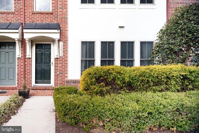 Building Photo - 2638 S Kenmore Ct