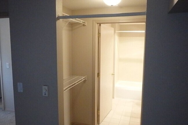 Building Photo - Spacious 2 Bedroom/2 Bath Apartment in First Hill