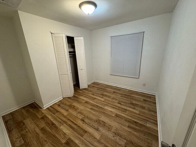 Building Photo - 274 Wrexham Ave