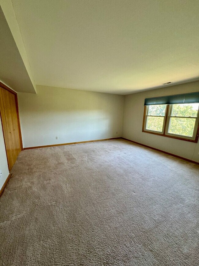 Building Photo - Well Maintained 3 bedroom end unit Townhom...