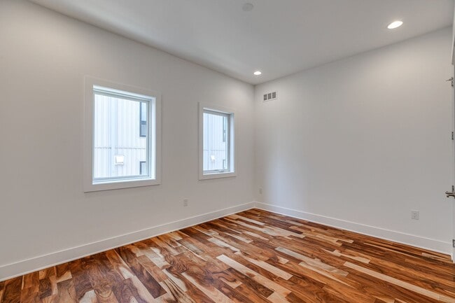 Building Photo - Northern Liberties Townhome with Parking