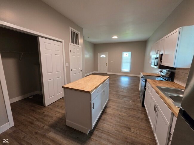 Building Photo - 329 N Sherman Dr