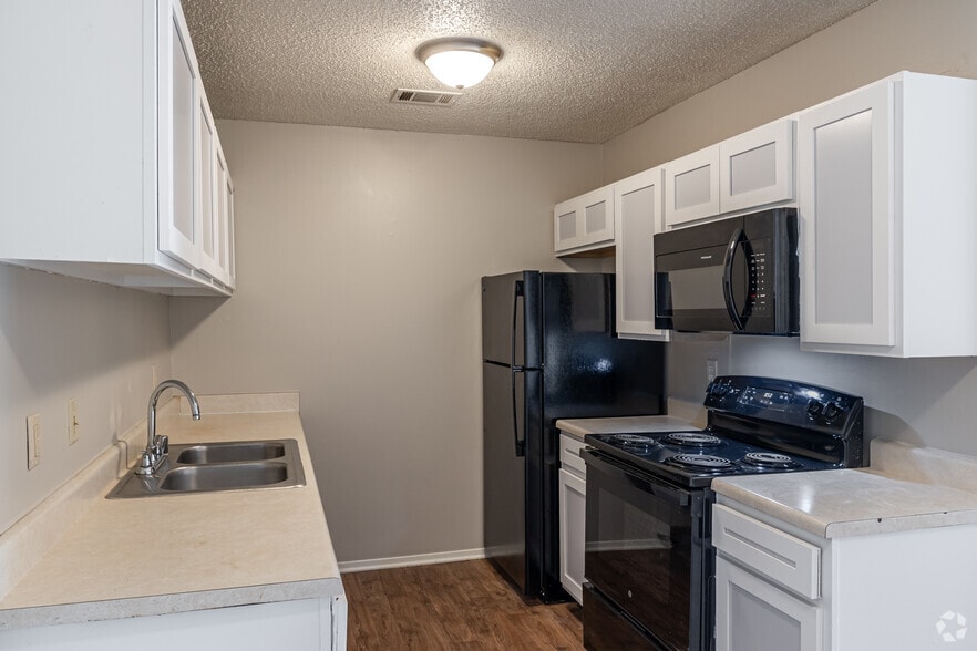 1BR, 1BA - 765SF - Kitchen - The Village