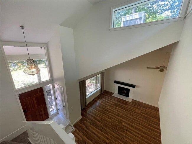 Building Photo - Gorgeous 3-Bed, 2.5-Bath Retreat Near Veterans Park