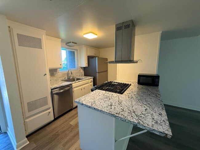 Building Photo - 2 bedroom 1.5 bath condo! Half off 2nd months rent Move in Special!