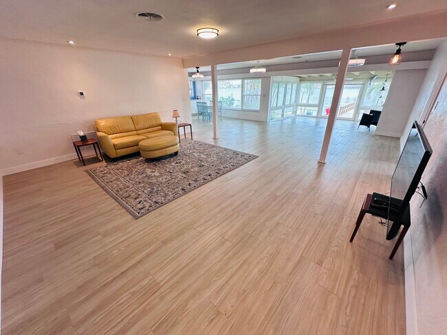 Building Photo - 3536 Belle Vista Dr E