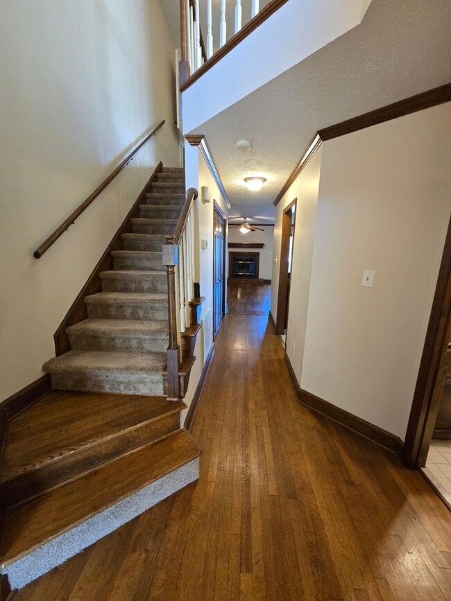 Building Photo - Spacious Townhouse for Rent!