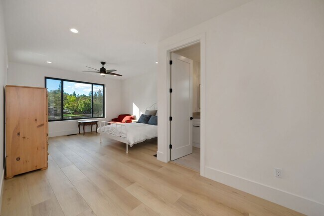 Building Photo - Waterfront 4 bed 4 bath 3,887 sq. ft.