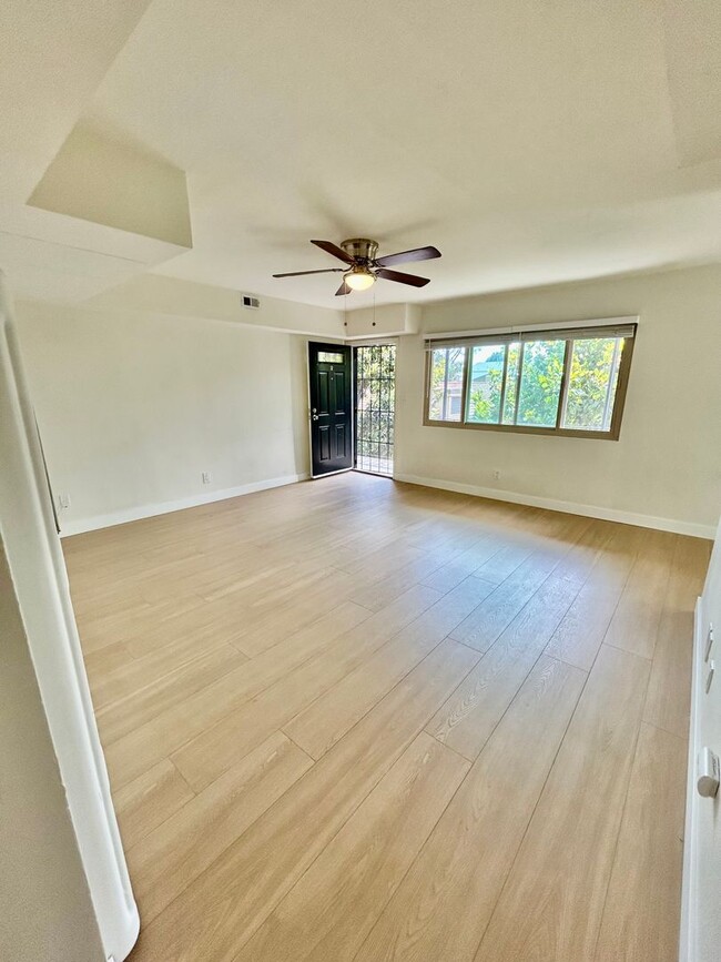 Building Photo - Spacious 2 Bed / 1 Bath Apartment in the Heart of South Park!