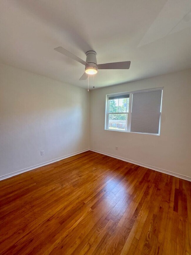 Building Photo - Fully Renovated Three Bedrooms Condo in South Windermere