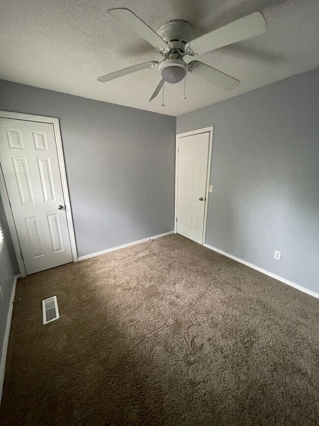 Building Photo - Sensational Three Bedroom Home Located in the Earlewood Community!