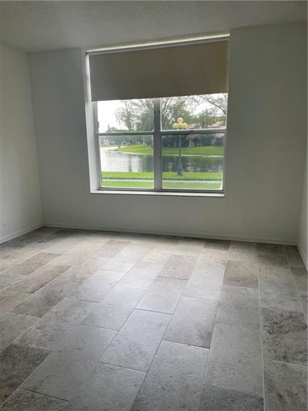 Building Photo - 3670 Inverrary Dr
