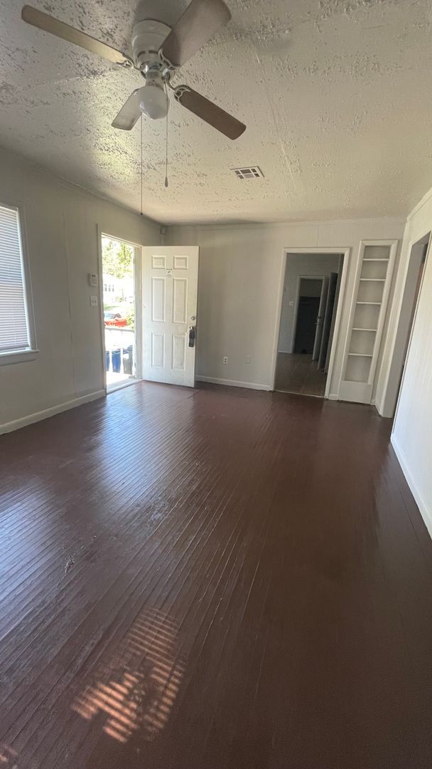 Building Photo - 3 bed 1 bath home with 1 car garage.  Move in Ready!