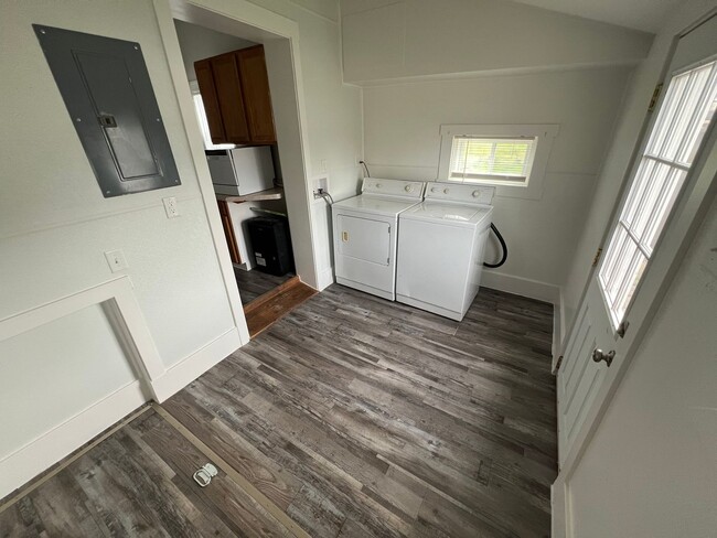 Building Photo - 2 bedroom house with fenced in back yard i...
