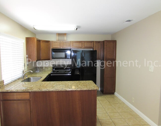 Building Photo - Great Pleasanton Location! Rare Single Story Townhome