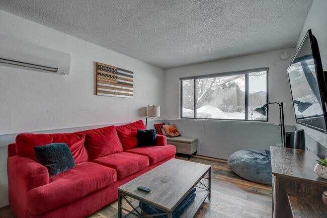 Building Photo - 46 Linderhof Golf Course Rd