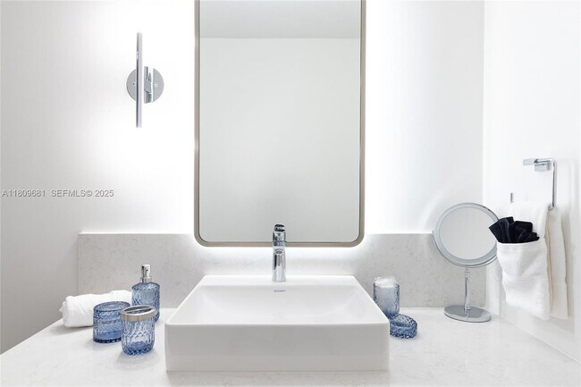 Building Photo - 601 NE 1st Ave