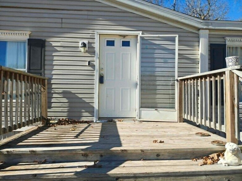 Building Photo - 15500 Low Gap Rd