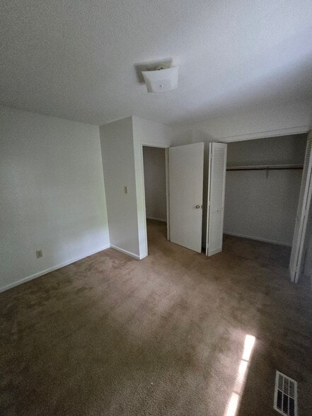 Building Photo - 118 Lakewood Dr