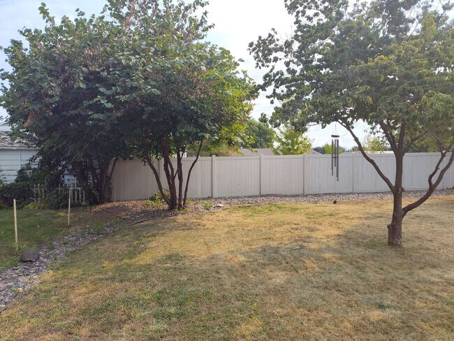 Building Photo - Large 4 Bedroom Orchards Home with private...