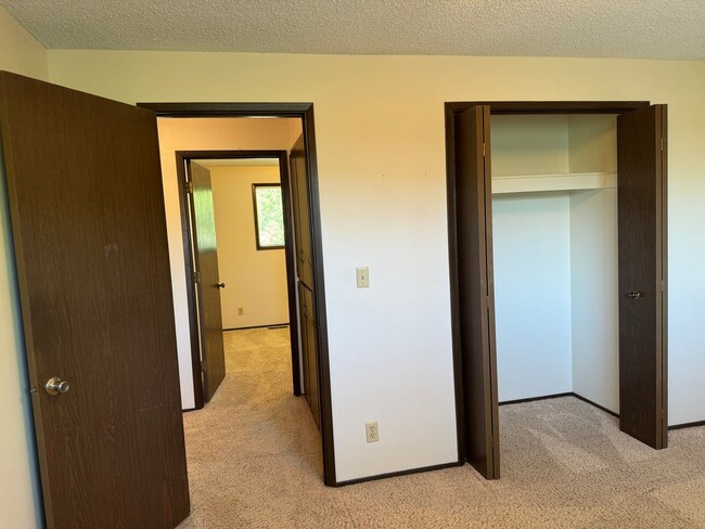 Building Photo - 3 bedroom 2.5 bathroom duplex off Coburg Rd.