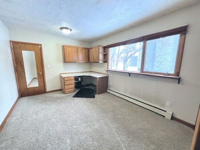 Building Photo - Spacious Midtown Two Bedroom with Utilitie...