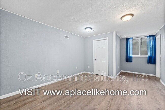 Building Photo - 608 E 78th St