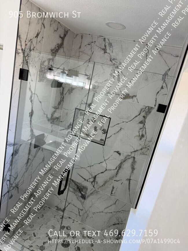 Building Photo - 905 Bromwich St