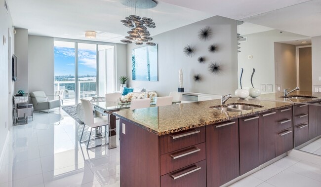 Building Photo - 15811 Collins Ave